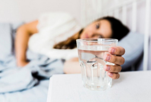 Seberapa Penting Minum Air Putih Sebelum Tidur? Ternyata Berpengaruh Buat Pagi Loh!