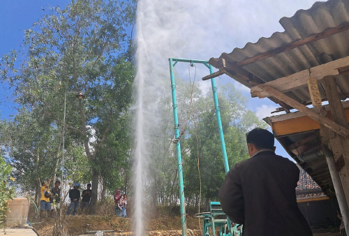 Viral Ngebor Air Tiba-tiba Muncul Jadi Air Mancur