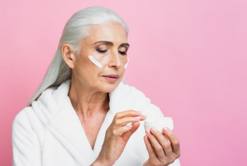 Skincare Apa yang Bagus Buat Wanita Berusia 40 Tahun? Yuk Bikin Kulit Bersinar Lagi