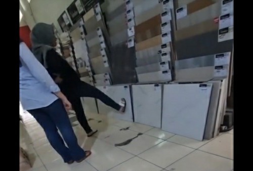 Viral! Pembeli Tunjuk Keramik Pakai Kaki, Pemilik Toko Geram: Songong Amat
