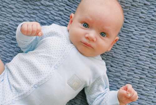 Penyebab Bayi Sering Menatap ke Atas: Apakah Itu Normal?