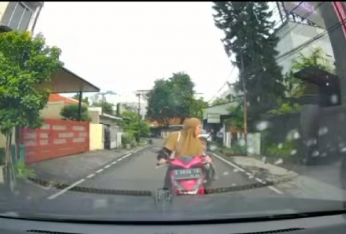 Kelakuan Emak-emak Enggak Pakai Helm Nyaris Tertabrak Mobil Adu Banteng