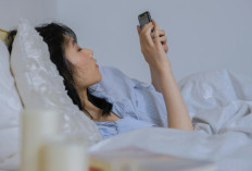  Sering Rebahan Main HP Sampai Larut Malam? Hati-Hati Tech Neck Bisa Bikin Leher Rusak Diam-Diam