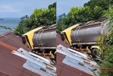 Kejadian Lagi! Truck Muatan Besar Tersangkut di Atas Genteng Rumah Warga