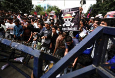 Gen Z Nepal Bisa Gulingkan Perdana Menteri, Mahasiswa Indonesia Masih Gulingkan Spanduk di Senayan