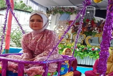 Anti Mainstream! Viral Pengantin Jalani Tradisi Main Ayunan Sebelum Prosesi Kirab