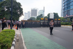 BEM UI Diadang Polisi di Bundaran HI, Mau Bicara Kemerdekaan Kok Malah Dipagari?