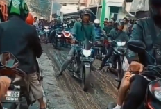 Viral! Sikap Tak Sabaran Pengendara Motor Lewati Jalan Cor yang Masih Basah