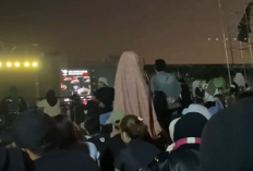 Viral! Wanita Ini Sempatkan Sholat di Tengah Kerumunan Konser Musik