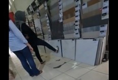Viral! Pembeli Tunjuk Keramik Pakai Kaki, Pemilik Toko Geram: Songong Amat